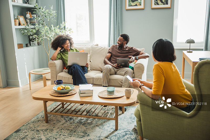 同事们在灵活办公空间中图片素材