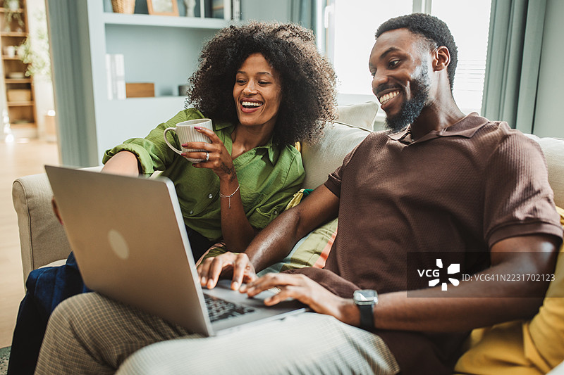 同事们在灵活办公空间内图片素材