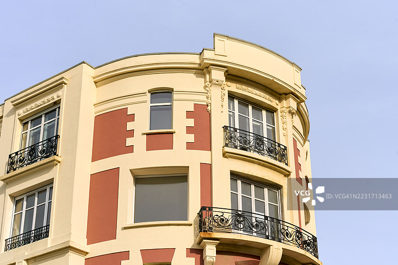 法国优雅的圆形外立面和阳台建筑图片素材