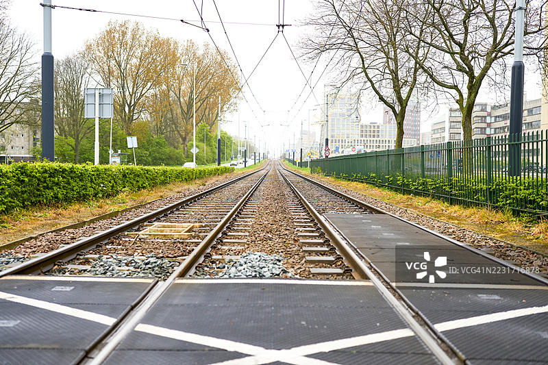 海牙，荷兰的电车轨道消失在远方图片素材