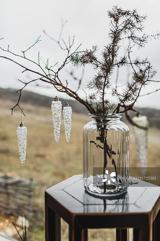 极简主义圣诞装饰，松枝和玻璃花瓶中的冰柱饰品图片素材