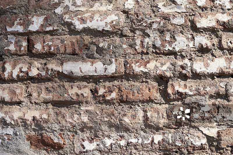 风化的砖墙显示出老化和腐朽的迹象图片素材
