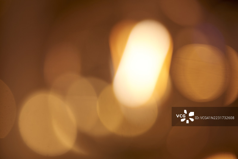 模糊的金色灯光营造出温暖的节日氛围图片素材