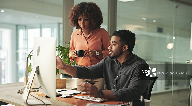 现代办公室环境中的协作头脑风暴图片素材