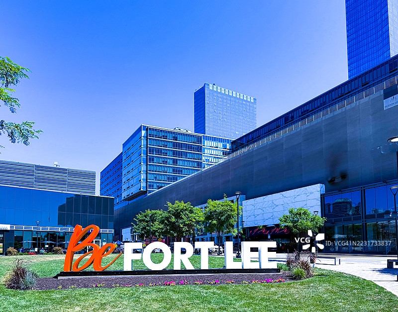 福特李的草坪上方的“欢迎来到福特李”标志图片素材