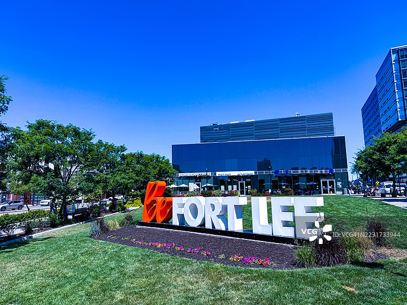 福特李的草坪上方的“欢迎来到福特李”标志图片素材