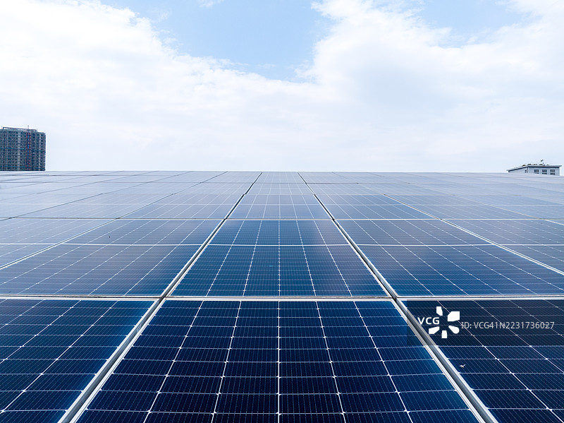 城市屋顶上的太阳能电池板图片素材