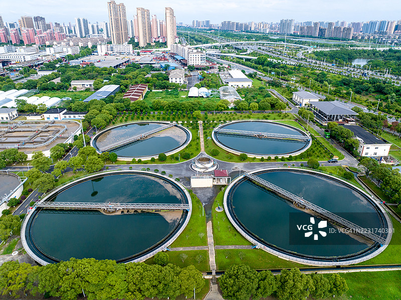 水处理厂的鸟瞰图，用于净化水或环境保护图片素材