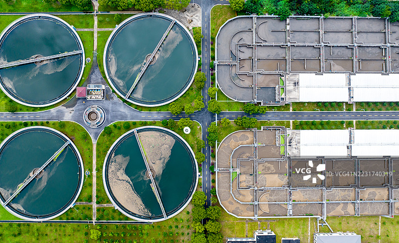 水处理厂的鸟瞰图，用于净化水或环境保护图片素材