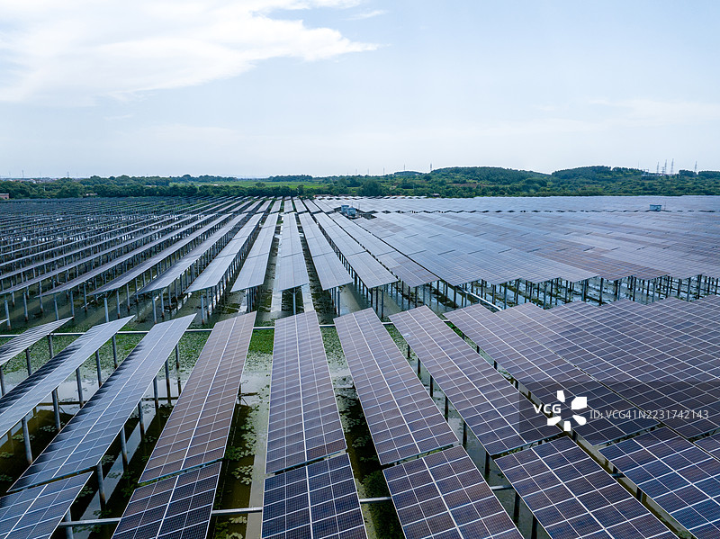 太阳能 - 一片太阳能电池板的田野图片素材