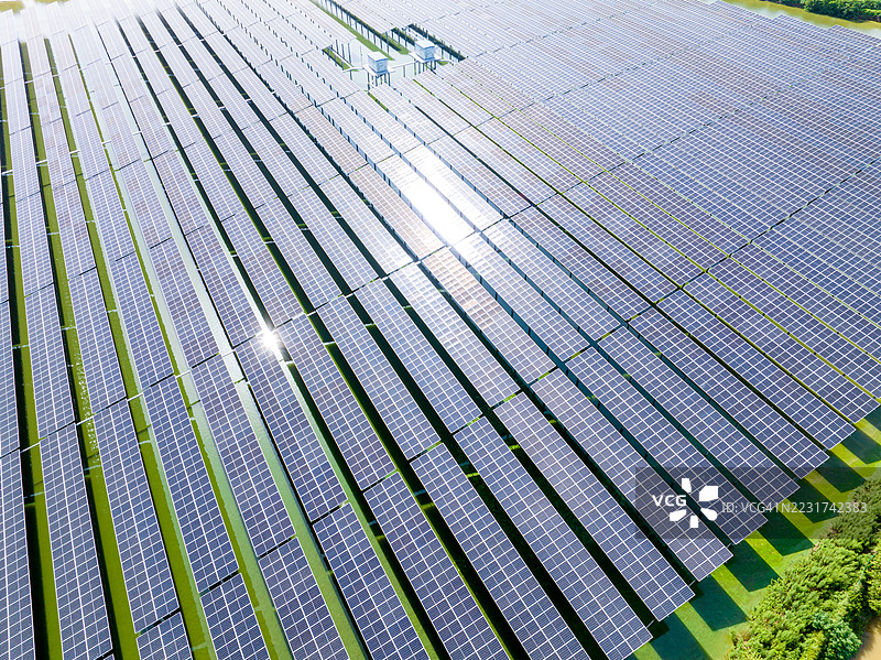 水面上的太阳能电池板鸟瞰图图片素材