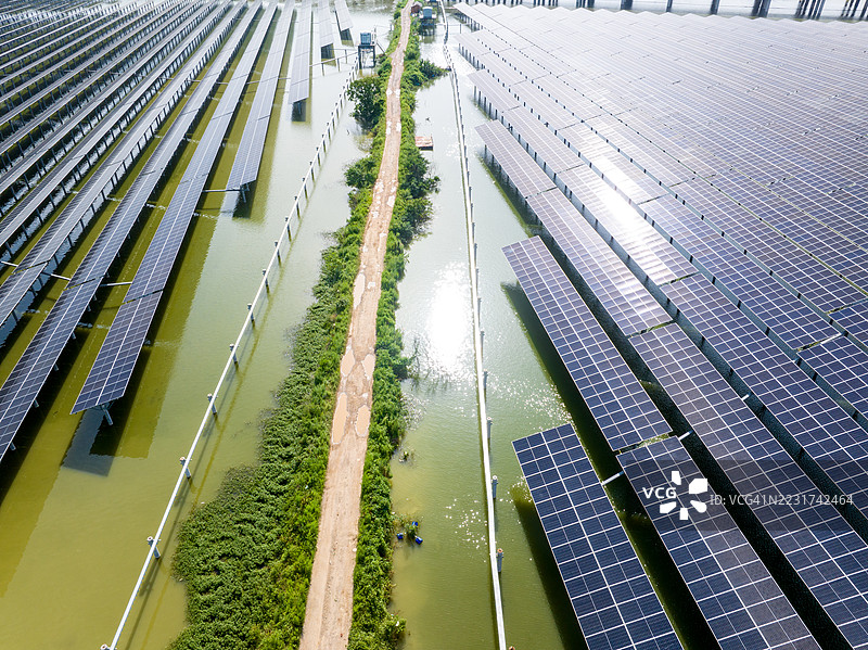 水面上的太阳能电池板鸟瞰图图片素材