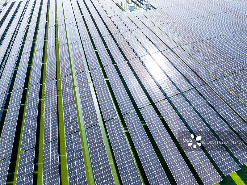 水面上的太阳能电池板鸟瞰图图片素材
