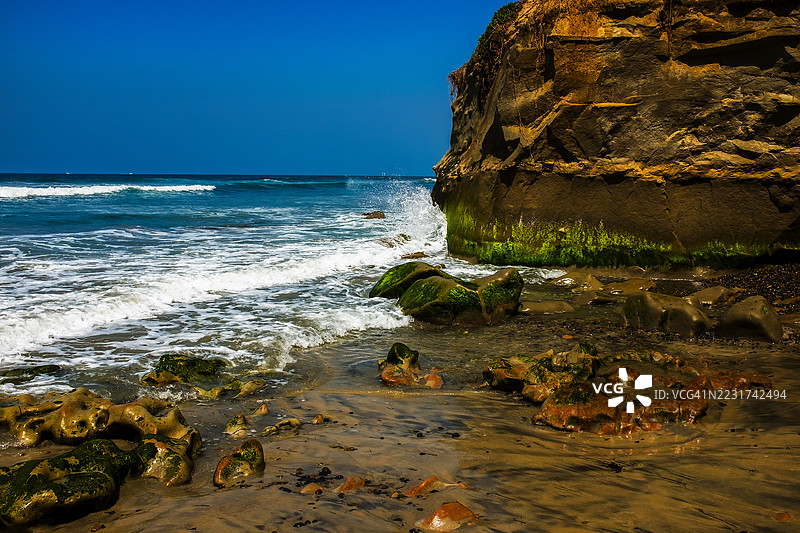 悬崖上的海浪图片素材