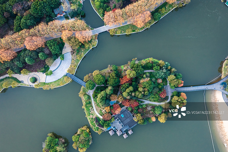 鸟瞰风景如画的岛屿，蜿蜒的小径和五彩斑斓的树叶图片素材