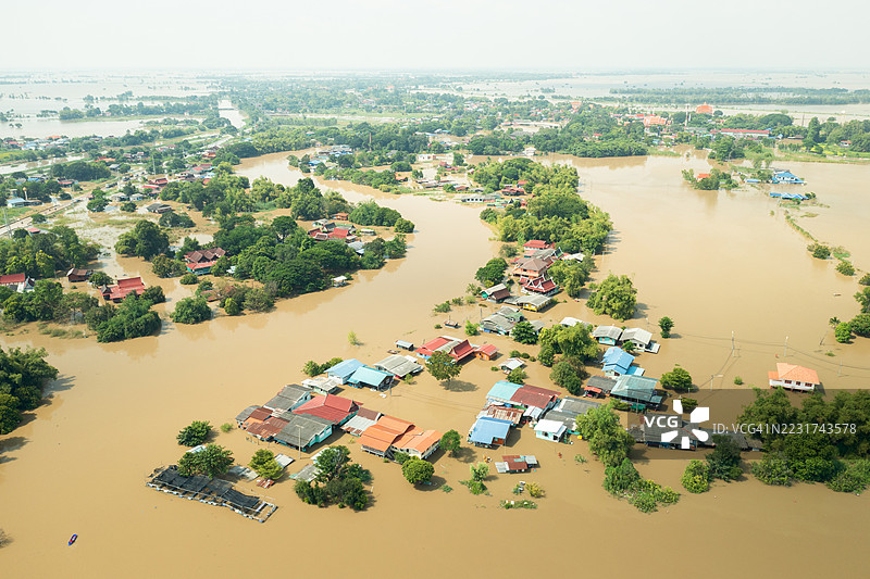 自然灾害和洪水的鸟瞰图。图片素材