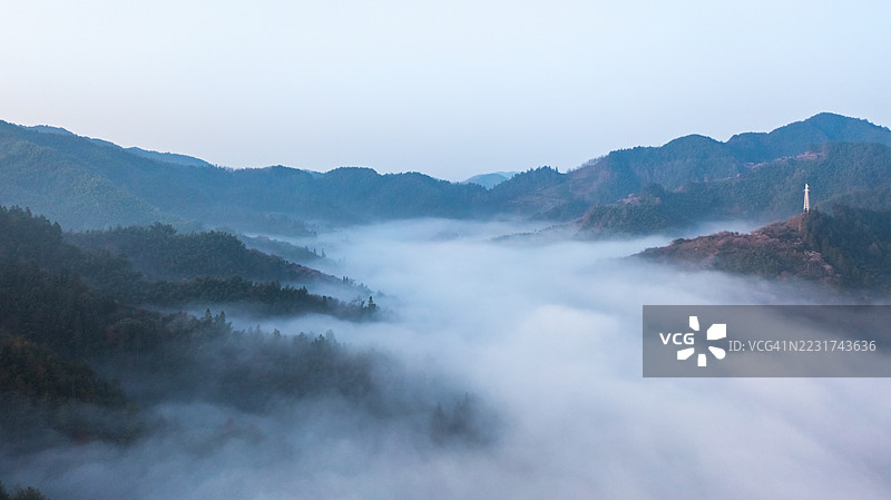雾气弥漫的山脉，层层雾霭与遥远的山峰图片素材