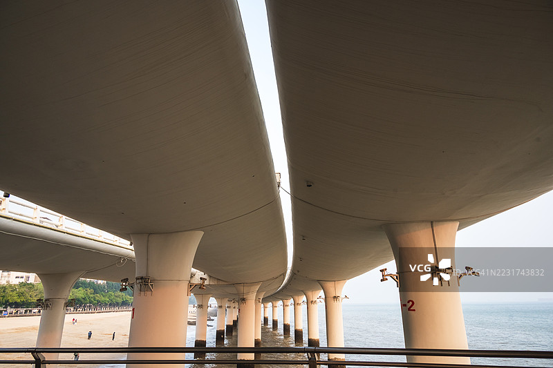 在水边的大型混凝土桥梁结构下图片素材