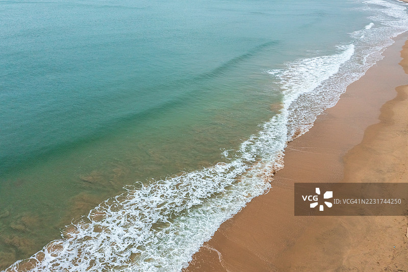 美丽的海岸风景，温柔的海浪拍打着沙滩图片素材