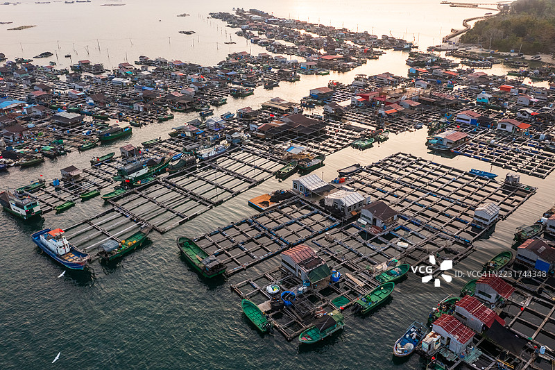 日落时分的漂浮渔民村庄鸟瞰图图片素材