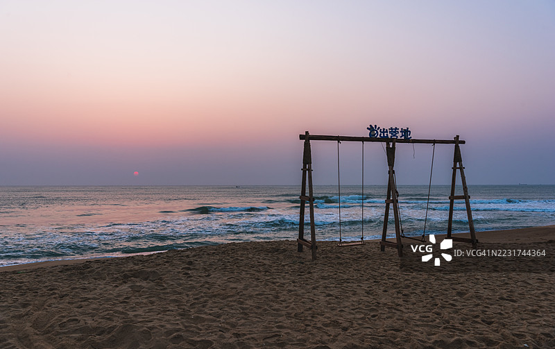 海边秋千旁的日落景色图片素材