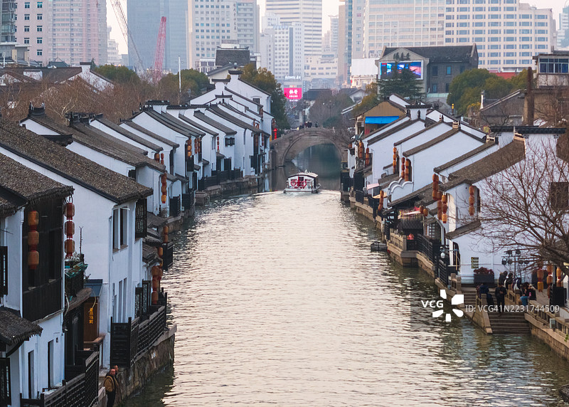 传统的中国水乡，拥有运河和房屋图片素材
