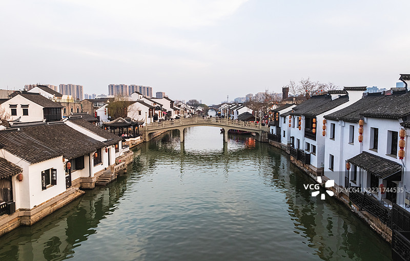 传统的中国水乡场景，带有运河和房屋图片素材