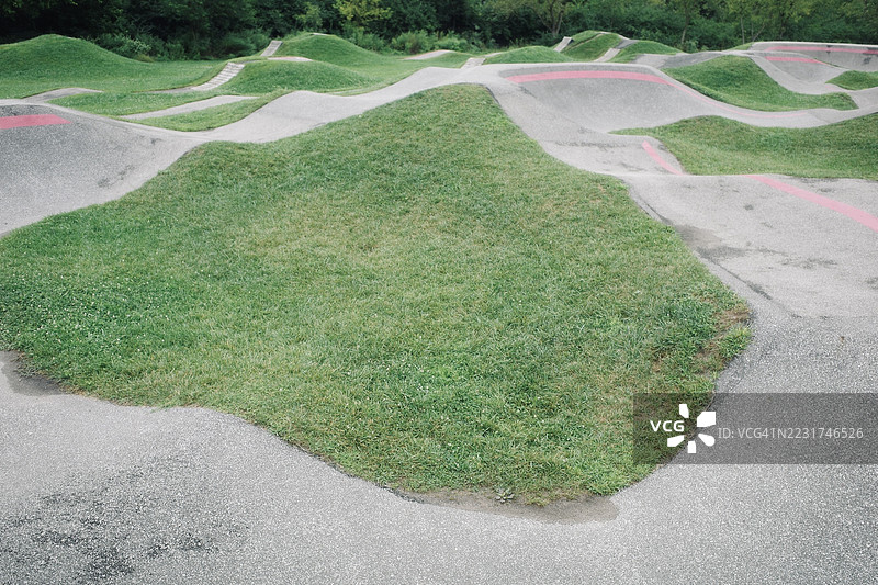 户外自由式自行车泵道图片素材