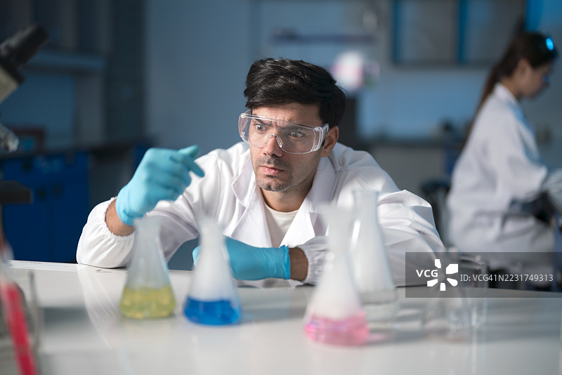 研究科学家在实验室里用试管检查植物。图片素材