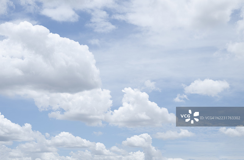 蓝天上的白云图片素材