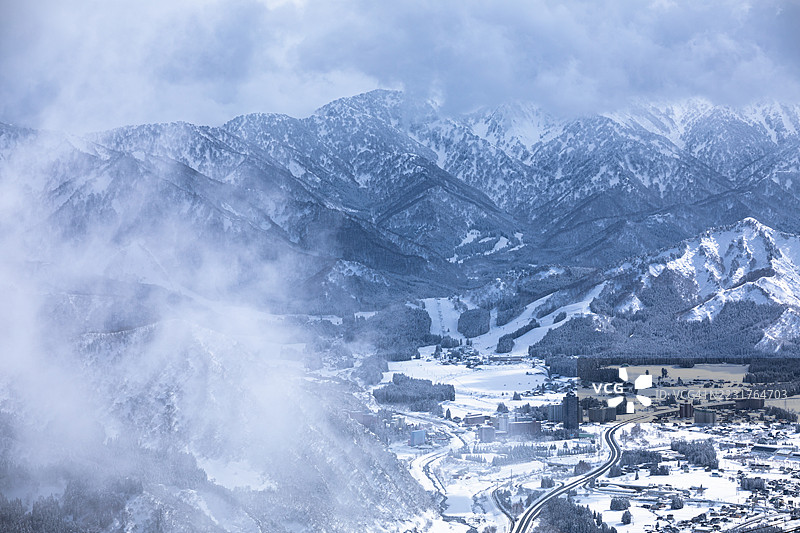 冬季的城市与山脉图片素材