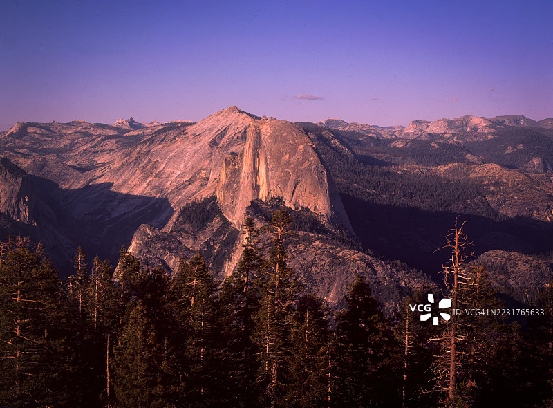 黄昏中的半圆顶图片素材