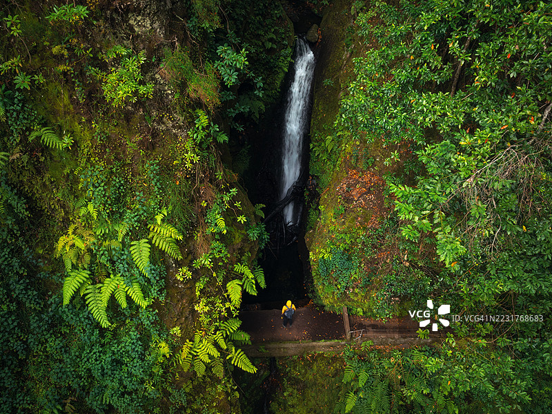 瀑布下图片素材