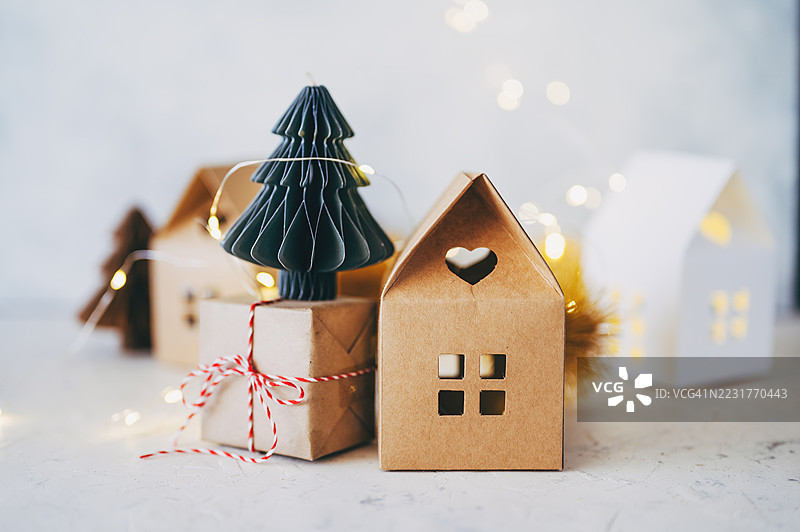 圣诞礼品盒、食品装饰和松树枝放在木桌上。俯视图，留有空白空间。图片素材