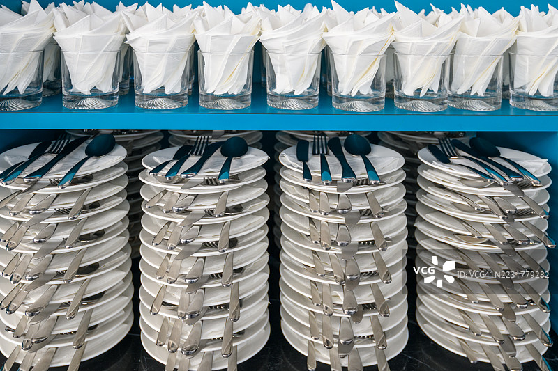 酒店里的盘子和杯子堆叠在一起图片素材