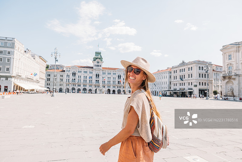 微笑的女性在历史悠久的欧洲广场探险图片素材