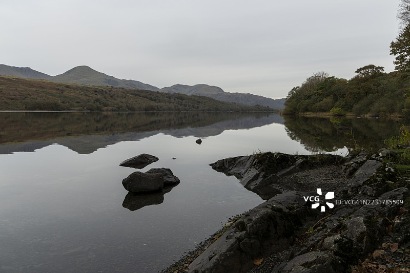 湖区国家公园的康尼斯顿湖，一个宁静的秋晨图片素材