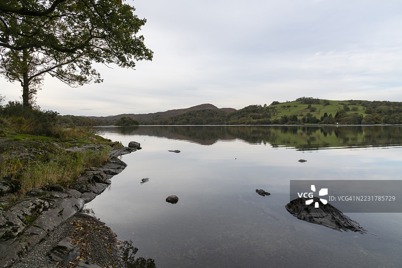 湖区国家公园的康尼斯顿湖，一个宁静的秋晨图片素材