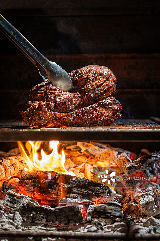 炭火下的开放火焰烤牛排图片素材