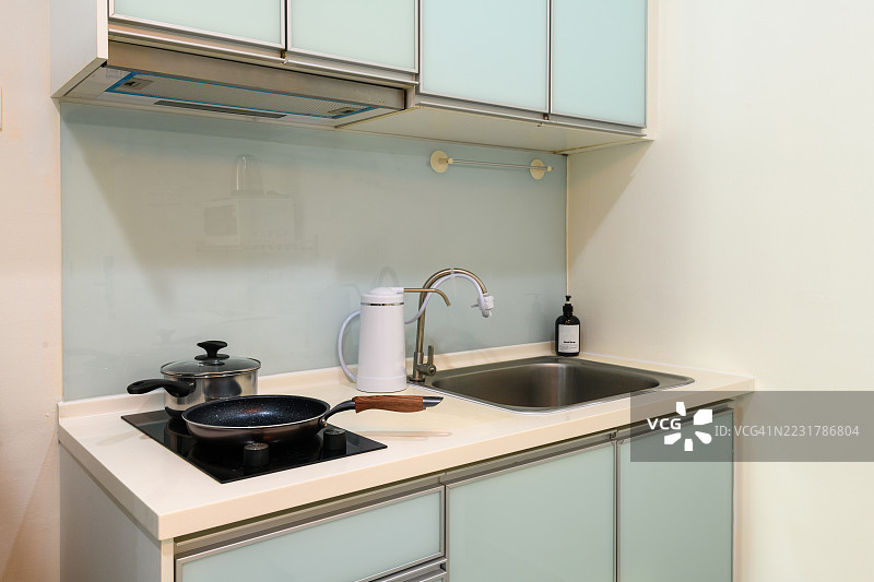厨房橱柜和烹饪炉灶图片素材