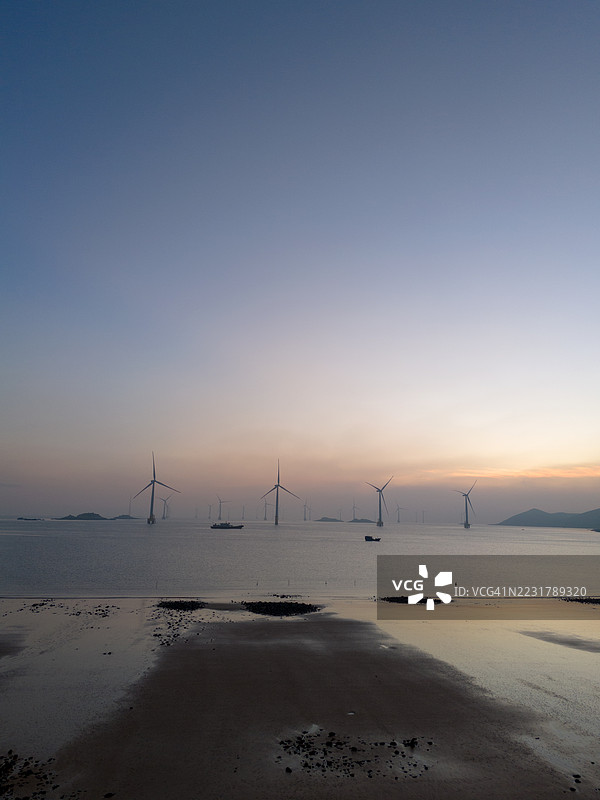 海上风力涡轮机的日出图片素材