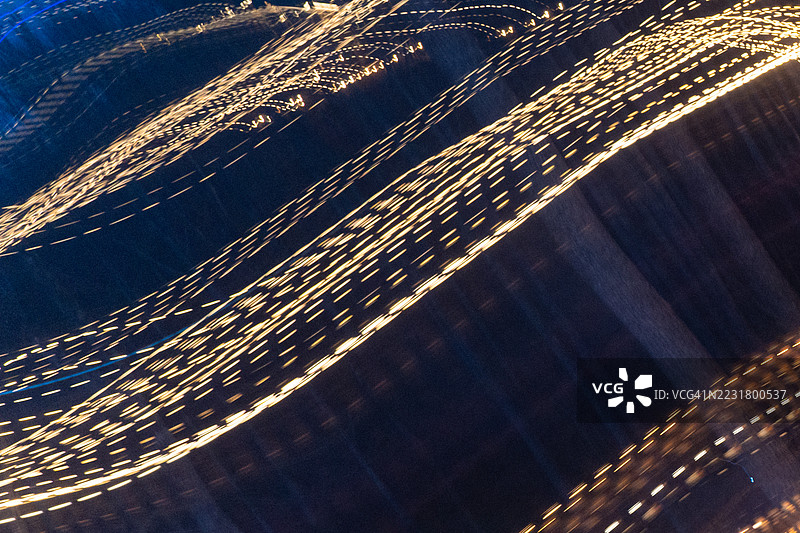 黑色背景上移动的光的抽象背景图片素材