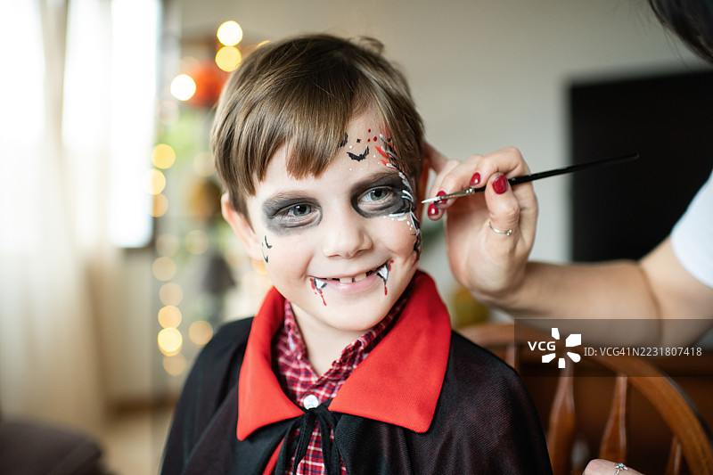 快乐的男孩为万圣节做准备图片素材