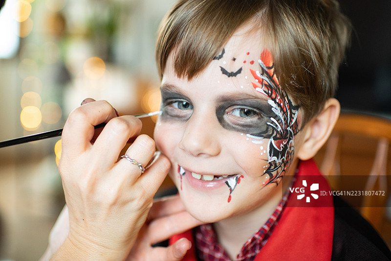 快乐的男孩为万圣节做准备图片素材