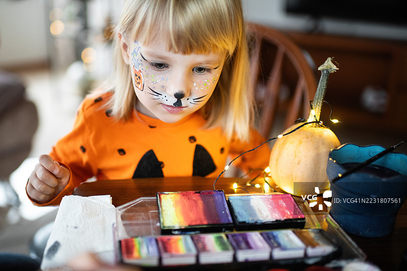 快乐的小女孩为万圣节做准备图片素材