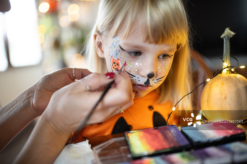 快乐的小女孩为万圣节做准备图片素材