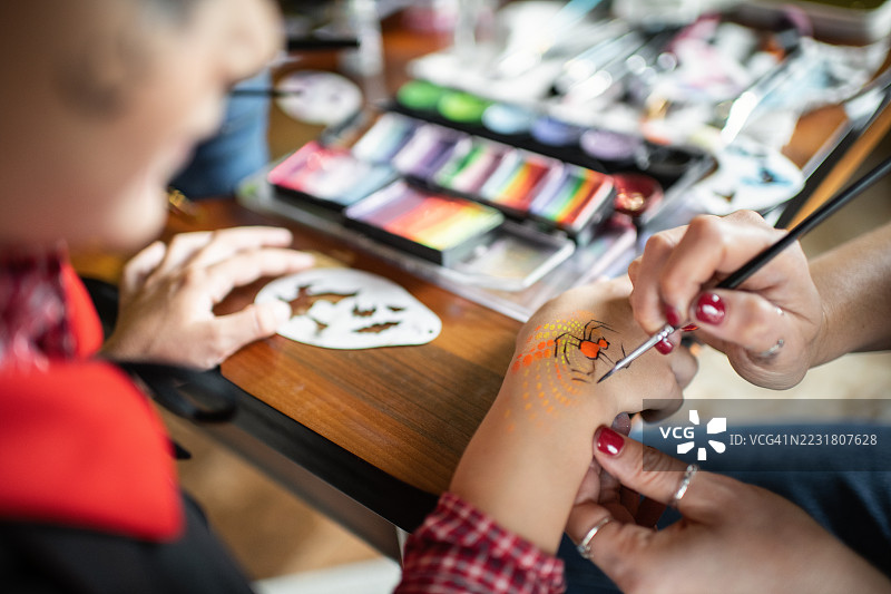 快乐的男孩为万圣节做准备图片素材