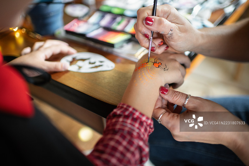 快乐的男孩为万圣节做准备图片素材