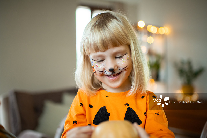 快乐的小女孩在万圣节图片素材