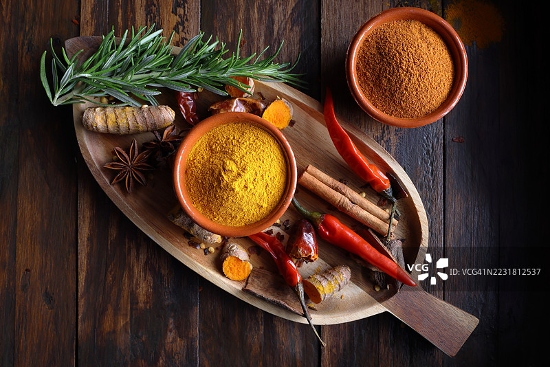 奶酪拼盘上的香草和香料图片素材